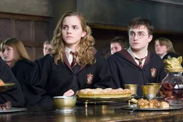 Harry (Daniel Radcliffe, r.), Ron und Hermione (Emma Watson, l.) gr&uuml;nden den Geheimbund "Dumbledores Armee", in der Harry seine Freunde in der Verteidigung gegen die dunklen K&uuml;nste unterrichtet. Wird das ausreichen, um gegen das B&ouml;se bestehen zu k&ouml;nnen?