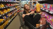 Reporterin Malina Homann arbeitet 7 Tage in einem Supermarkt in Fulda mit: An der Kasse, im Lager und sogar hinter der Fleischtheke. Sie erlebt die Welt hinter den Regalen, die den Kunden normalerweise verborgen bleibt.