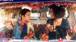 Olfa (Aicha Ben Miled)(l.), Selma Derwich (Golshifteh Farahani)(r.)