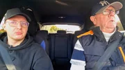 Jonas (li.) &uuml;bt mit Lothar f&uuml;r seinen F&uuml;hrerschein, um seine Pr&uuml;fungsangst zu &uuml;berwinden. Sie fahren eine spezielle Strecke ab, um alle wichtigen Punkte zu beachten, w&auml;hrend Jonas auch sein Theoriewissen vertieft.