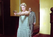 MDR Fernsehen AGATHA CHRISTIES POIROT, "Das unvollendete Bildnis", am Donnerstag um 23:05 Uhr. AIMEE MULLINS als Lucy Crale richtet eine Pistole auf den Mörder ihres Vaters, während DAVID SUCHET als Poirot zusieht. MDR Fernsehen AGATHA CHRISTIES POIROT, "Das unvollendete Bildnis", am Donnerstag um 23:05 Uhr. AIMEE MULLINS als Lucy Crale richtet eine Pistole auf den Mörder ihres Vaters, während DAVID SUCHET als Poirot zusieht.