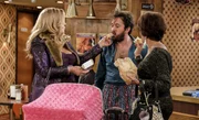 Muss sich Oleg (Jonathan Kite, M.) tatsächlich zwischen seiner Mutter Olga (Mercedes Ruehl, r.) und der Mutter seiner Tochter Sophie (Jennifer Coolidge, l.) entscheiden? Muss sich Oleg (Jonathan Kite, M.) tatsächlich zwischen seiner Mutter Olga (Mercedes Ruehl, r.) und der Mutter seiner Tochter Sophie (Jennifer Coolidge, l.) entscheiden?