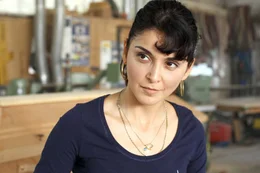 Sena (Sascha Soydan) unterst&uuml;tzt Iris.