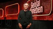 Moderator Hugo Egon Balder stellt f&uuml;nf Comedians kuriose Zuschauerfragen zur Allgemeinbildung.