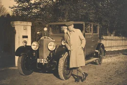 Richard Strauss posiert vor seinem Auto.