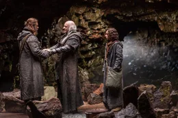 L-R: Noah (Russell Crowe), Methuselem (Anthony Hopkins), junge Shem (Gavin Casalegno).