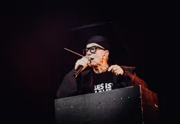 Klaus Eberhartinger beim letzen Auftritt seiner "EAV"