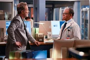 Dr. Dean Archer (Steven Weber, li.)