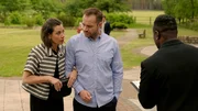 Erik (Patrick Heinrich, M.) verhilft Matilda (Anna-Katharina Fecher) mit einem Trick aus seiner Jugend auf eine ausgebuchte Veranstaltung Erik (Patrick Heinrich, M.) verhilft Matilda (Anna-Katharina Fecher) mit einem Trick aus seiner Jugend auf eine ausgebuchte Veranstaltung