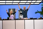 Jan B&ouml;hmermann (r.) mit Maite Kelly (l.) in der Sendung "B&ouml;hmi brutzelt"