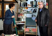 ARD ROTE ROSEN FOLGE 1908, am Montag (23.02.15) um 14:10 Uhr im ERSTEN. Merle (Anja Franke, l.) ist überrascht, als plötzlich Herr Manzke (Heiko Fischer, r.) von der Ausländerbehörde in Bens Wohnung auftaucht. ARD ROTE ROSEN FOLGE 1908, am Montag (23.02.15) um 14:10 Uhr im ERSTEN. Merle (Anja Franke, l.) ist überrascht, als plötzlich Herr Manzke (Heiko Fischer, r.) von der Ausländerbehörde in Bens Wohnung auftaucht.