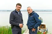 Die Hausdurchsuchung bei den Wennings hat keine neuen Ergebnisse liefert. Jakob Frings (Max König, l.) und Paul Schott (Tim Wilde, r.) brauchen eine neue Strategie. Die Hausdurchsuchung bei den Wennings hat keine neuen Ergebnisse liefert. Jakob Frings (Max König, l.) und Paul Schott (Tim Wilde, r.) brauchen eine neue Strategie.