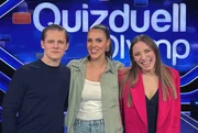 Moderatorin Esther Sedlaczek (M.) mit den Kandidat:innen des Teams "Familie": Max von der Groeben (l.) und Carolin von der Groeben (r.).