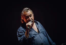 Gert Steinb&auml;cker von S.T.S - von 1979 bis 1983 selbst S&auml;nger bei der "EAV" - lie&szlig; es sich nicht nehmen, beim Abschiedskonzert dabei zu sein