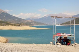 Lange galt der Stausee von Serre-Pon&ccedil;on als beliebtes Ausflugsziel, doch die D&uuml;rre l&auml;sst den Wasserstand sinken und vertreibt die Touristen.