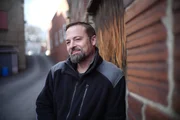 Korey Rowe stammt aus der Kleinstadt Oneonta im Bundesstaat New York. Dort entstand unter seiner Mitwirkung Mitte der 2000er die Internet-Doku "Loose Change", die millionenfach geklickt wurde und verschiedene 9/11-Verschwörungstheorien behandelt. Korey Rowe stammt aus der Kleinstadt Oneonta im Bundesstaat New York. Dort entstand unter seiner Mitwirkung Mitte der 2000er die Internet-Doku "Loose Change", die millionenfach geklickt wurde und verschiedene 9/11-Verschwörungstheorien behandelt.