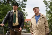 Von links: Martin Riedl (Paul Sedlmeir) kommt mit einem Mann (Hans-Jürgen Silbermann) mit Hund im Schlepptau zum Revier. Von links: Martin Riedl (Paul Sedlmeir) kommt mit einem Mann (Hans-Jürgen Silbermann) mit Hund im Schlepptau zum Revier.