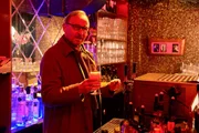 In Patti’s Nachtclub stellen die Kommissare den Abend des Mordes nach. Wie üblich führt Schaller (Alexander Held) die Induktion. In Patti’s Nachtclub stellen die Kommissare den Abend des Mordes nach. Wie üblich führt Schaller (Alexander Held) die Induktion.