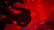 Lux (Théo Fernandez) liegt in einem Club auf dem Boden. Lux (Théo Fernandez) liegt in einem Club auf dem Boden.