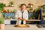 Jamie Oliver mit einer Spinat-Feta-Pastete. Jamie Oliver mit einer Spinat-Feta-Pastete.