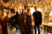 Die Kommissare Ludwig Schaller (Alexander Held, l.), Angelika Flierl (Bernadette Heerwagen, M.) und Harald Neuhauser (Marcus Mittermeier, r.) schauen sich nach dem Anschlag auf Flierl nochmals im Gloria’s um. Die Kommissare Ludwig Schaller (Alexander Held, l.), Angelika Flierl (Bernadette Heerwagen, M.) und Harald Neuhauser (Marcus Mittermeier, r.) schauen sich nach dem Anschlag auf Flierl nochmals im Gloria’s um.