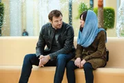 Yevgeny Gromov (Costa Ronin, l.); Carrie Mathison (Claire Danes, r.)