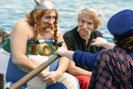 Obelix (G&eacute;rard Depardieu, l.) und Asterix (Edouard Baer) machen sich mit Teefax (Guillaume Gallienne, R&uuml;ckansicht) auf den Weg nach Britannien, um Julius C&auml;sar und seine Armee aus dem Reich ihrer Majest&auml;t zu verdr&auml;ngen.