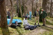 Karsten Heimreich wurde ermordet. Wen hatte der Inhaber der 2 Seen Tour zum Feind? Dr. Fuchs (Susu Padotzke, M.), Hubert (Christian Tramitz, 2.v.r.) und Girwidz (Michael Brandner, r.) wurden von Yazid (Hannes Ringltetter, l.) gerufen.