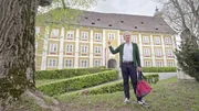 Johann Philipp Spiegelfeld vor dem Schloss Stainz. Johann Philipp Spiegelfeld vor dem Schloss Stainz.