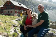 Pia und Bernd Fuchsloch, ehemalige Hüttenwirte des Arthur von Schmid Haus posieren für ein Foto Pia und Bernd Fuchsloch, ehemalige Hüttenwirte des Arthur von Schmid Haus posieren für ein Foto