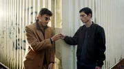 Justin (Riadh Belaïche, links) und Lux (Théo Fernandez) treffen sich um zu reden. Justin (Riadh Belaïche, links) und Lux (Théo Fernandez) treffen sich um zu reden.