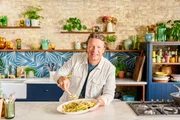 Jamie Oliver mit Pasta Carbonara mit Spargel. Jamie Oliver mit Pasta Carbonara mit Spargel.