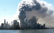 &Uuml;ber New York steigen nach dem Angriff auf das World Trade Center dichte Rauchwolken auf. 9/11 begr&uuml;ndet den heutigen Stellenwert der US-Geheimdienste und f&uuml;hrt zum Einsatz von Drohnen - Entwicklungen, die auch in den USA kritisch gesehen werden.