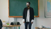 Theo Kröger (Benito Bause) steht als Mephisto verkleidet vor seiner Klasse. Mit großem Einsatz versucht er, die Schüler für sein Musical-Projekt zu begeistern. Theo Kröger (Benito Bause) steht als Mephisto verkleidet vor seiner Klasse. Mit großem Einsatz versucht er, die Schüler für sein Musical-Projekt zu begeistern.