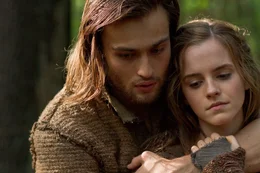 Douglas Booth (Shem), Emma Watson (Ila).