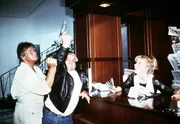 In einem Hotel auf Phuket kommt es zur dramatischen Auseinandersetzung zwischen Andre (Pierre Brice, li.) und einem Ganoven (Silvio Szucs).