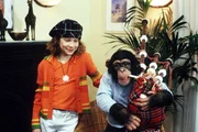 Charly und Sandra (Friederike Möller) haben sich zu Olivers Begrüßung schon mal schottisch eingestimmt... Charly und Sandra (Friederike Möller) haben sich zu Olivers Begrüßung schon mal schottisch eingestimmt...