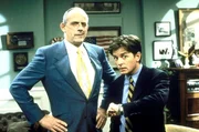 Mike (Michael J. Fox, r.) gerät in Schwierigkeiten: Er hat seinen Chef überredet, seinen politischen Mentor, Owen Joyce (Christopher Lloyd, l.), zum Leiter des städtischen Millennium-Projekts zu ernennen. Mike (Michael J. Fox, r.) gerät in Schwierigkeiten: Er hat seinen Chef überredet, seinen politischen Mentor, Owen Joyce (Christopher Lloyd, l.), zum Leiter des städtischen Millennium-Projekts zu ernennen.