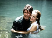 Andre (Pierre Brice) nimmt ein Bad mit Entwicklungshelferin Mandy (Barbara Dumba). Andre (Pierre Brice) nimmt ein Bad mit Entwicklungshelferin Mandy (Barbara Dumba).