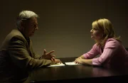 Laura Rowans (Megan Ward, r.) steht unter Verdacht einen Computer Freak ermordet zu haben. Gibbs (Mark Harmon, l.) ermittelt in diesem Fall ... Laura Rowans (Megan Ward, r.) steht unter Verdacht einen Computer Freak ermordet zu haben. Gibbs (Mark Harmon, l.) ermittelt in diesem Fall ...