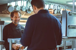 v.li.: Miguel Amestoiy (St&eacute;phane De Groodt), Martial Toussaint (Arnaud Ducret).
