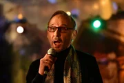 Schaller (Alexander Held) singt beim Karaoke-Abend den Oldie Die Frau mit dem einsamen Herzen. Schaller (Alexander Held) singt beim Karaoke-Abend den Oldie Die Frau mit dem einsamen Herzen.