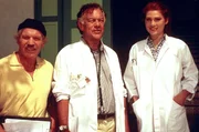 (v.li.): Raimund Harmstorf (Hannes Müller), Klausjürgen Wussow (Dr. Frank Hofmann), Silke Natho (Stella Hendrich). (v.li.): Raimund Harmstorf (Hannes Müller), Klausjürgen Wussow (Dr. Frank Hofmann), Silke Natho (Stella Hendrich).