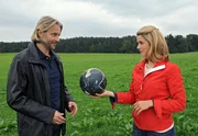 Marlene (Lucy Scherer, r.) will mit Michael (Erich Altenkopf, l.) Fußball spielen - das erste Mal in ihrem Leben! Marlene (Lucy Scherer, r.) will mit Michael (Erich Altenkopf, l.) Fußball spielen - das erste Mal in ihrem Leben!