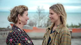 Lissi (Morgane Ferru) und ihre Mutter Silvia (Margarita Broich, li.) finden neu zueinander.
