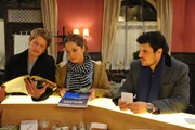 Jojo (Bernhard Bozian, l.) ahnt nicht, dass es Luca (Manuel Cortez, r.) in seiner Verzweiflung zu Nina (Maria Wedig, M.) treibt ... Jojo (Bernhard Bozian, l.) ahnt nicht, dass es Luca (Manuel Cortez, r.) in seiner Verzweiflung zu Nina (Maria Wedig, M.) treibt ...