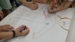 Aufkl&auml;rungsunterricht in einer Grundschule: Fachkr&auml;fte sprechen mit Kindern dar&uuml;ber, wie sie verst&ouml;renden Inhalten im Internet begegnen k&ouml;nnen. Expertinnen und Experten empfehlen, solche Gespr&auml;che sp&auml;testens mit dem ersten Smartphone zu beginnen.