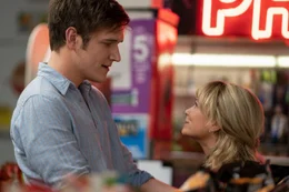 Bei einem gemeinsamen Einkauf versucht Ryan (Bo Burnham, l.) Cassie (Carey Mulligan, r.) mit einer Showeinlage zu beeindrucken.