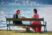 Tauchpionier Helmut Riepl und Conny Bürgler sitzen am Attersee und sprechen über alte Zeiten. Tauchpionier Helmut Riepl und Conny Bürgler sitzen am Attersee und sprechen über alte Zeiten.