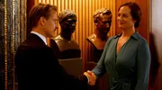 Dr. Richard Zenk (Max von Pufendorf, li.) bedankt sich bei Diplomatin Karla Lorenz (Natalia Wörner, re.) für ihren außerordentlichen Einsatz. Dr. Richard Zenk (Max von Pufendorf, li.) bedankt sich bei Diplomatin Karla Lorenz (Natalia Wörner, re.) für ihren außerordentlichen Einsatz.